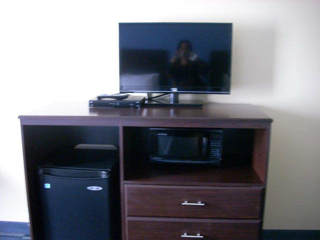 Days Inn & Suites By Wyndham Ozone Park/Jfk Airport 纽约 外观 照片