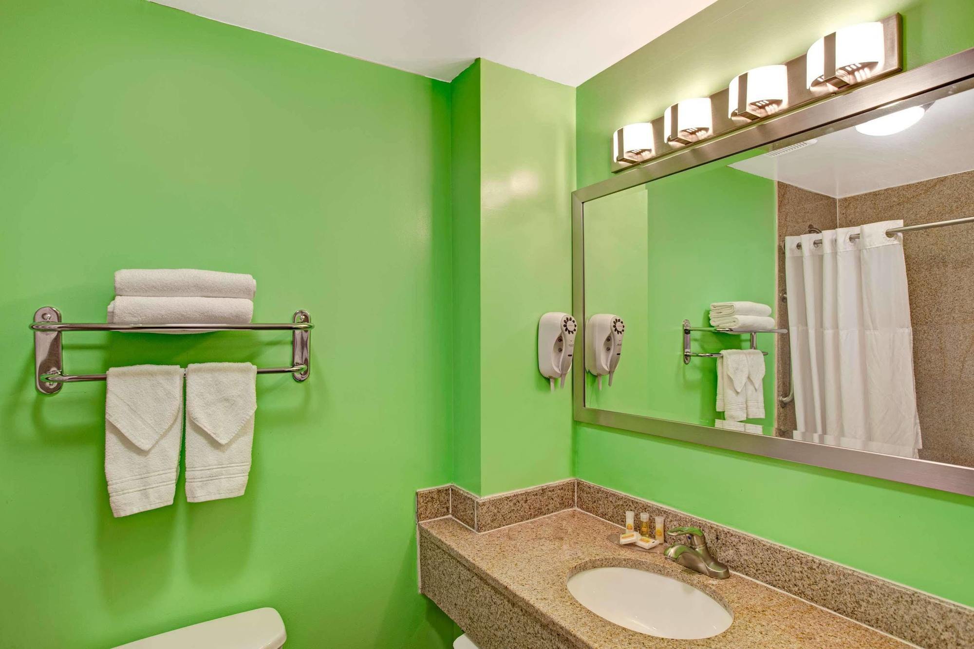 Days Inn & Suites By Wyndham Ozone Park/Jfk Airport 纽约 外观 照片