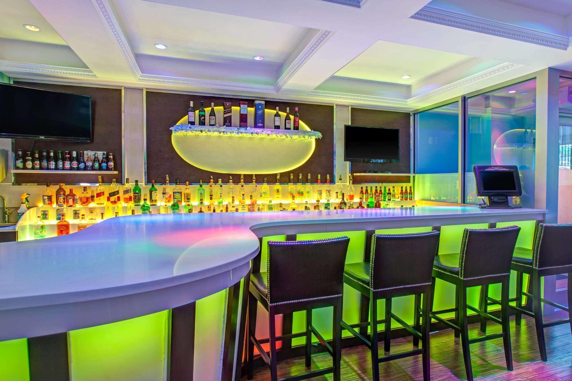 Days Inn & Suites By Wyndham Ozone Park/Jfk Airport 纽约 外观 照片